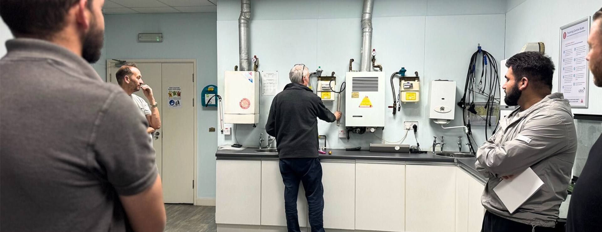 learning the gas trade with a gas trainer in a workshop