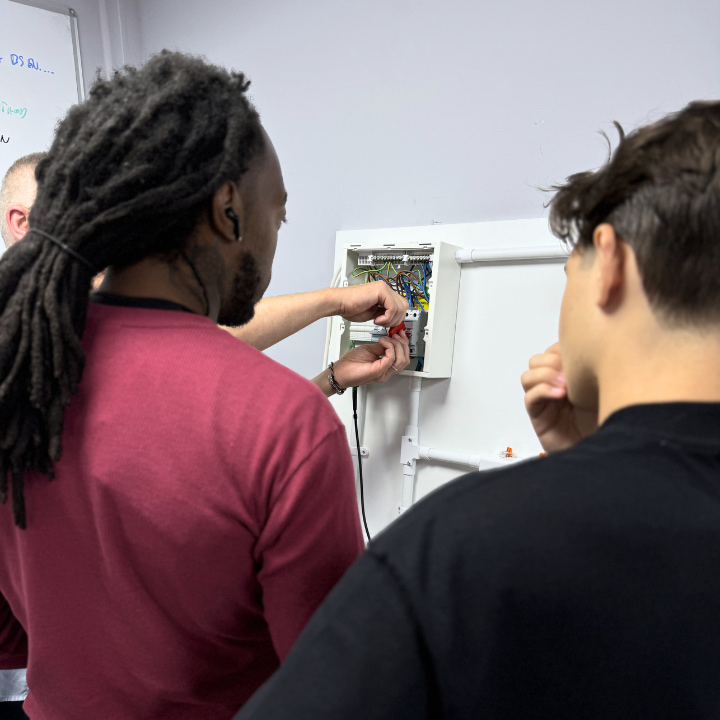 A Logic4training electrical trainer teaching the Electrical Safety Awareness course to students