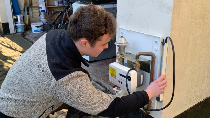 A Logic4training student carrying out a tightness test as part of their gas portfolio