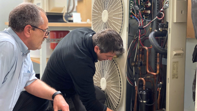 Logic4training trainer supporting a student in learning about heat pumps