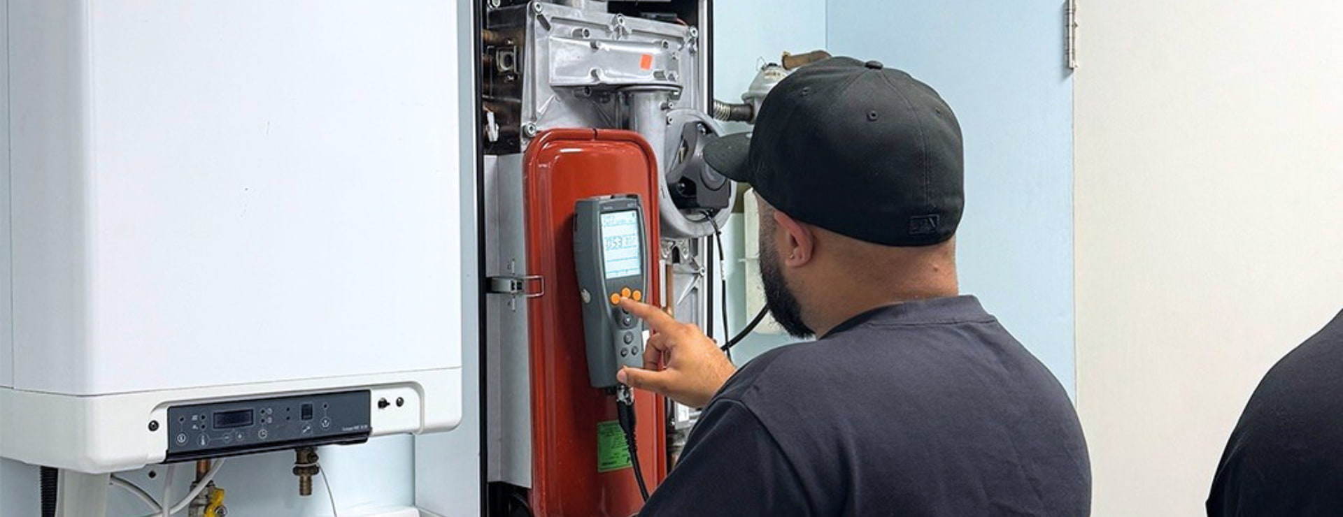 Logic4training gas student completing their training and carrying out a combustion analysis