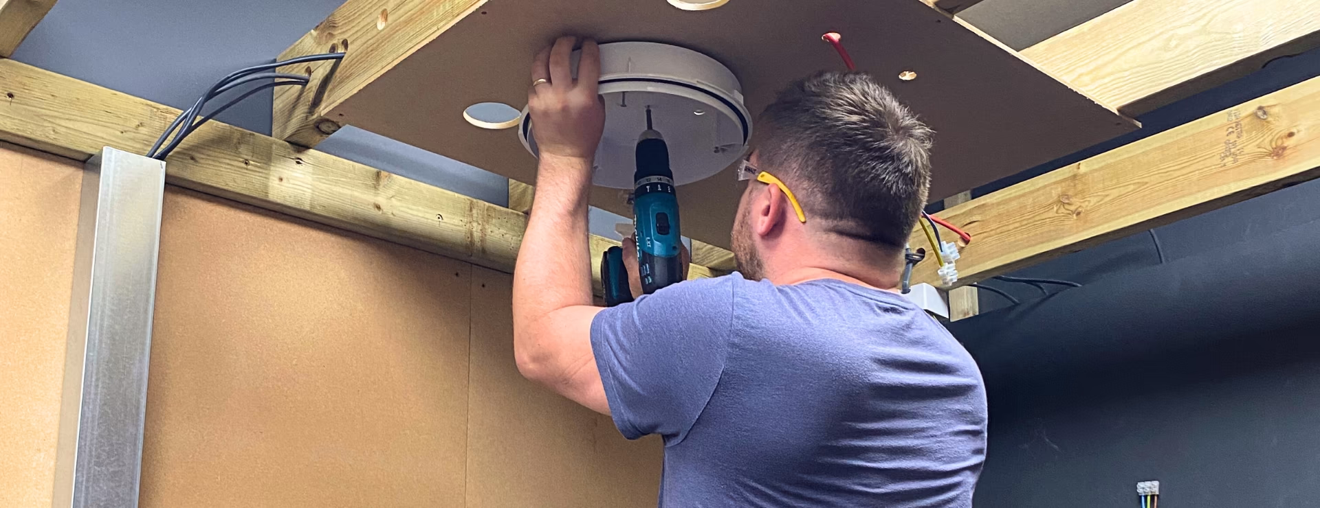 A Logic4training student training towards their AM2 assessment by fixing a light