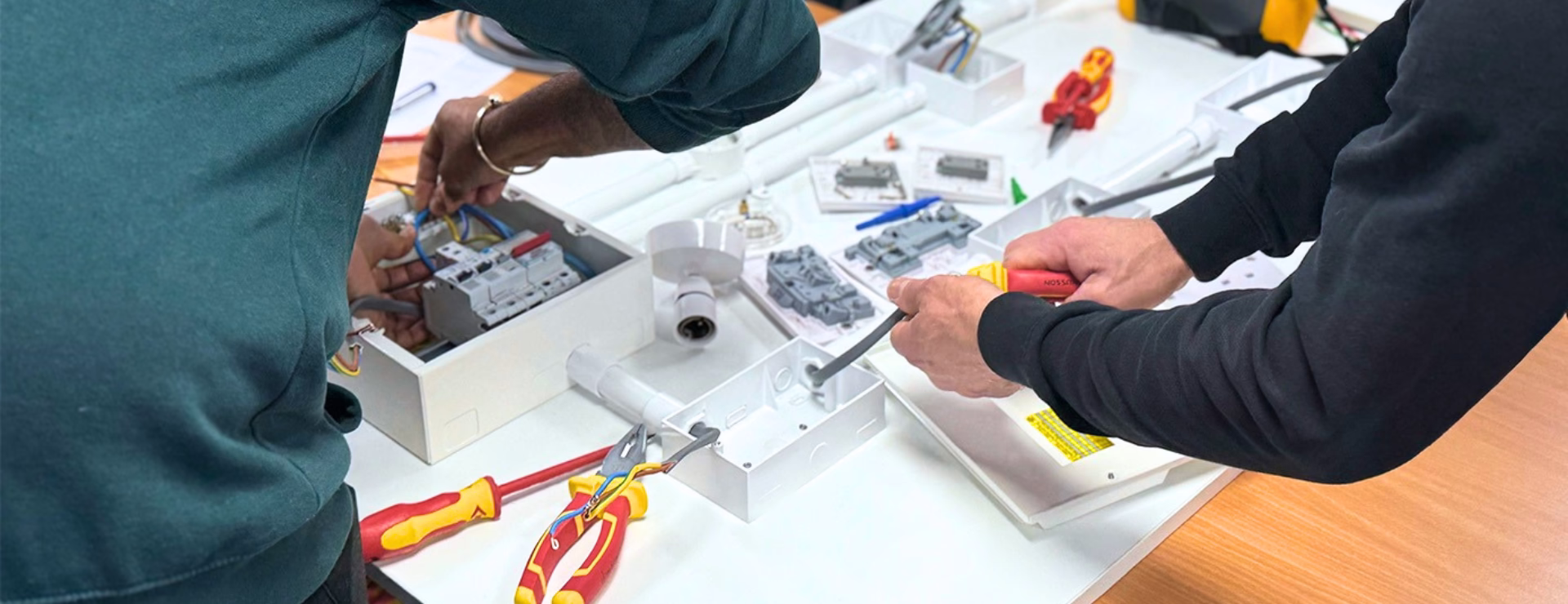 Logic4training electrical student training to become an electrician