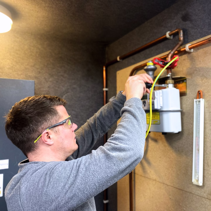 A Logic4training gas candidate working on a gas meter